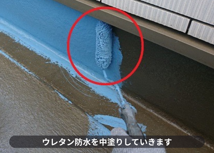 三木市　ウレタン防水を中塗りしている様子