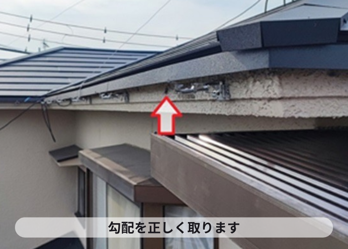 宝塚市　角型の塩ビ鋼板雨樋への交換で墨出し