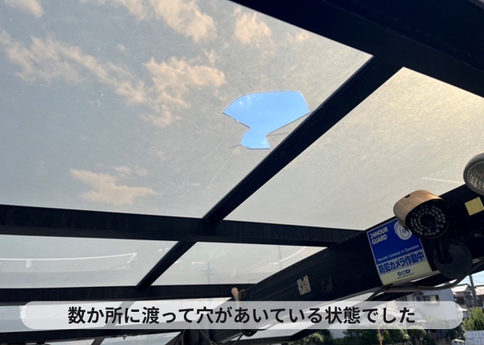 猪名川町　数か所に渡って穴の開いたカーポートの様子