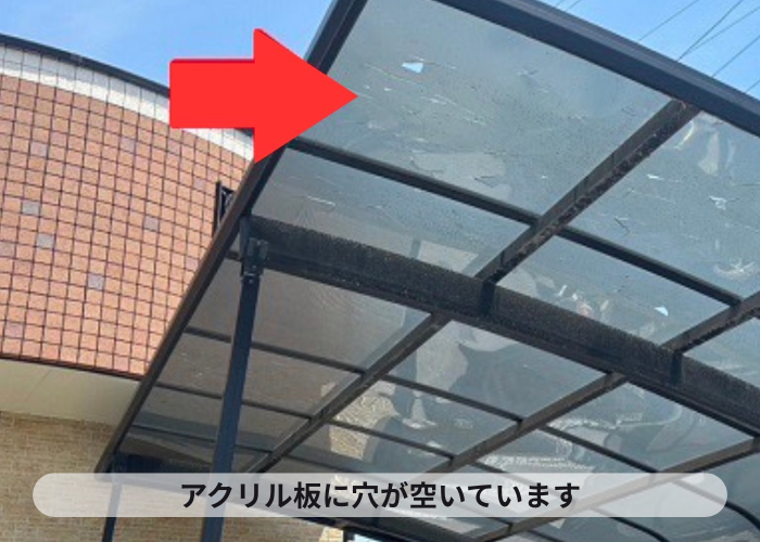 市川町　雹災害によりカーポート屋根のアクリル板が割れている様子