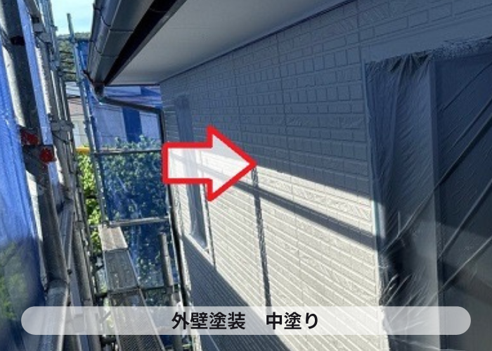 宝塚市　ラジカル制御を用いた外壁塗装　中塗り