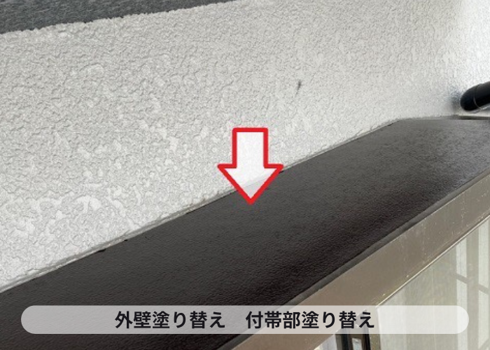 尼崎市　外壁塗り替えで付帯部分を塗装している様子