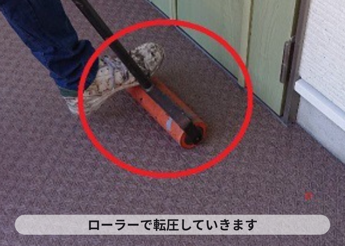 市川町　長尺シートをローラーで転圧している様子