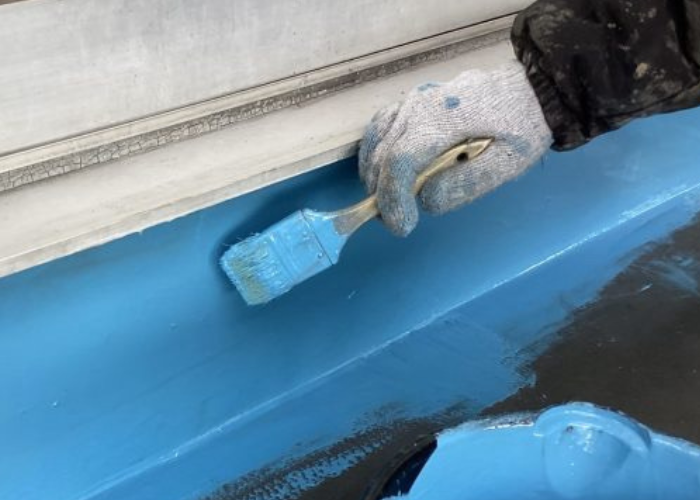 神戸市中央区　ウレタン防水をベランダの立ち上がり部分に塗っている様子