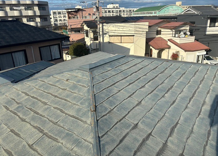 猪名川町　屋根勾配が緩く雨漏りしている平型スレート屋根を葺き替える前の様子