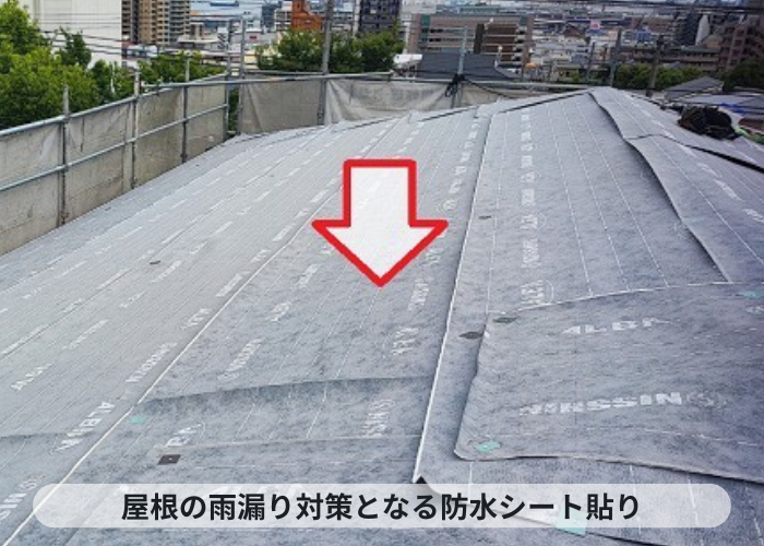 神戸市中央区での3階建てスレート屋根重ね葺き工事で防水シート貼り