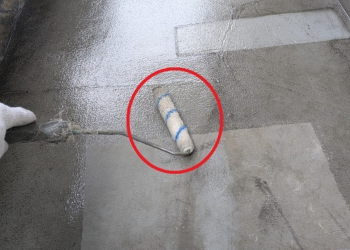 神戸市中央区で集合住宅の一室のバルコニー床にウレタン塗膜防水でプライマー塗布