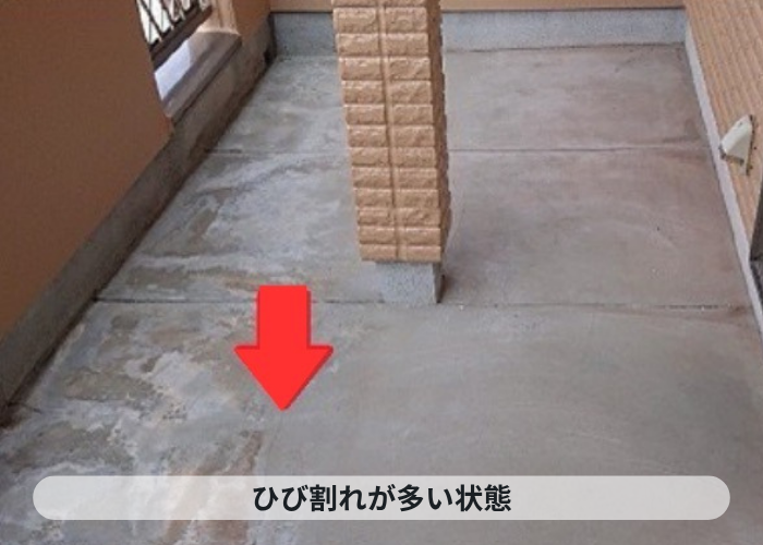市川町　ベランダ床にひび割れが多く発生している様子