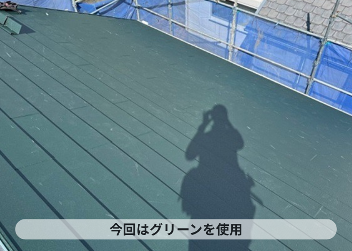 尼崎市　屋根葺き替え工事でスーパーガルテクトのシェイドモスグリーンを使用している様子