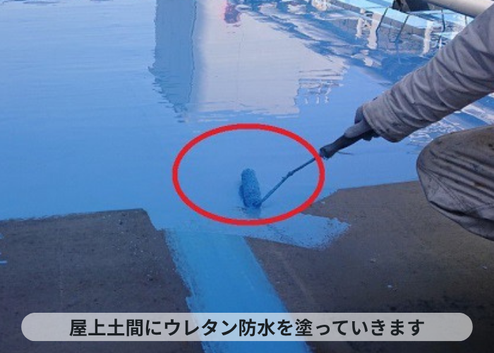 加西市　屋上防水工事で屋上土間にウレタン防水を塗っている様子