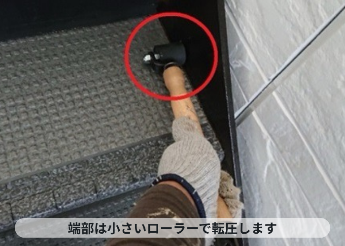 西宮市　4階建てハイツでステップシートを転圧している様子