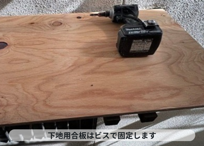 尼崎市　庇屋根の貼り替えで下地用合板をビスで固定している様子