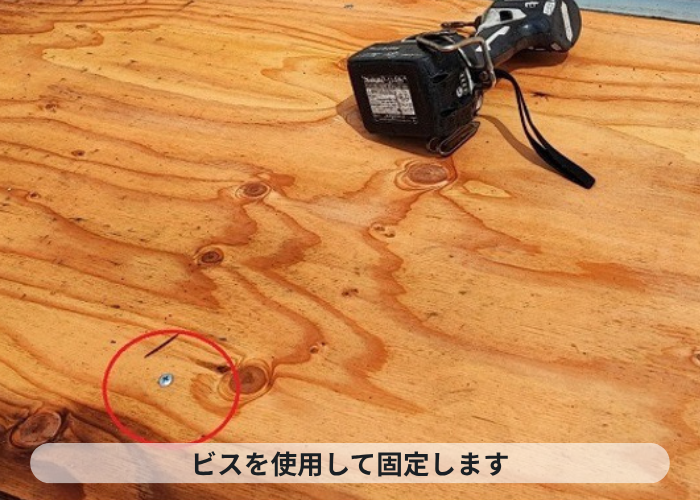西宮市　庇屋根への板金工事でビス固定している様子