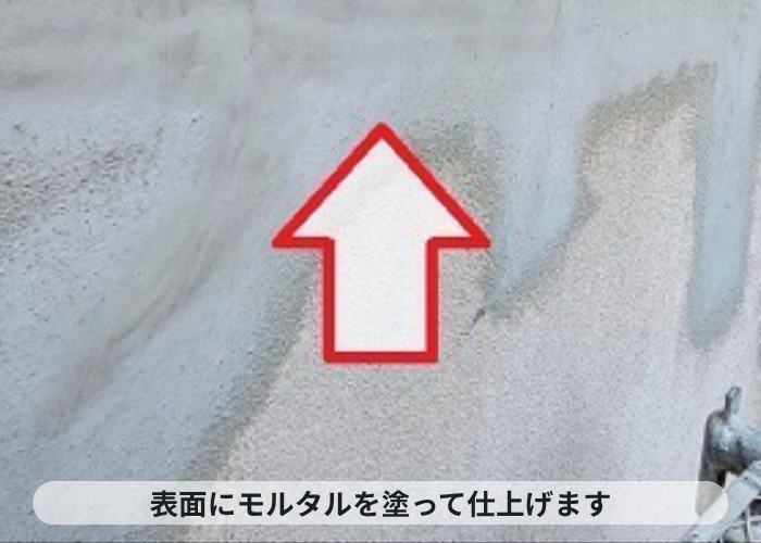 尼崎市　外壁補修工事で仕上げのモルタルを塗っている様子