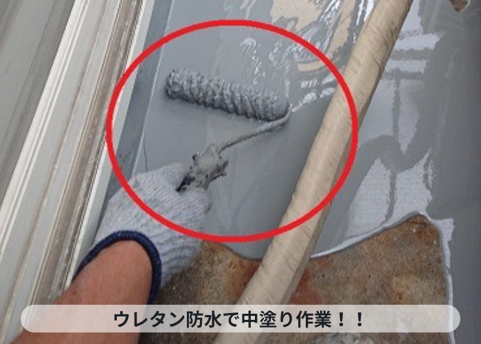 神戸市灘区　雨漏りの原因となっているベランダにウレタン防水を塗っている様子