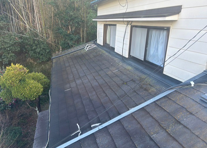 猪名川町　下屋根のノンアスベスト屋根材をカバー工事する前の様子