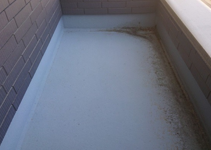 宝塚市　バルコニーのＦＲＰ防水のメンテナンス工事を行なう前の様子