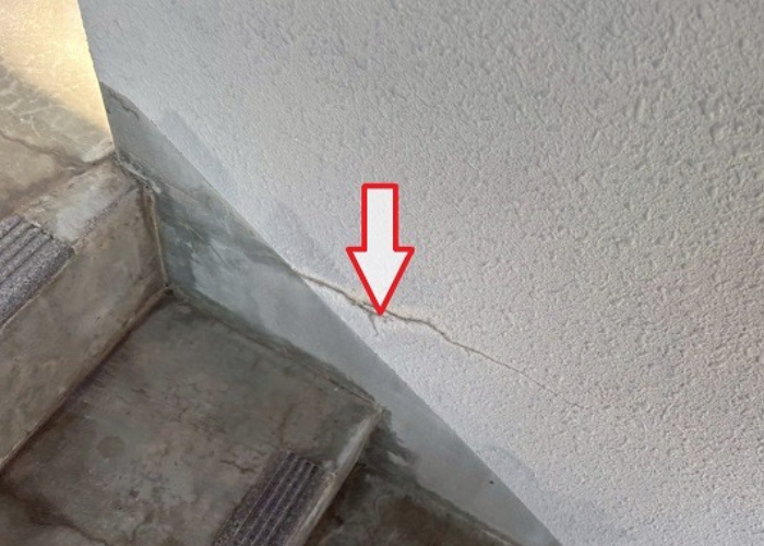 西宮市　外壁のひび割れ