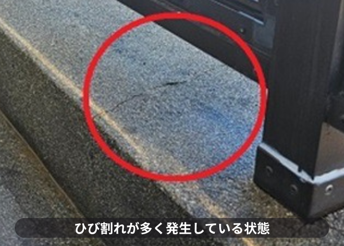 芦屋市　ベランダ防水工事を行う前はひび割れが多く発生している状態