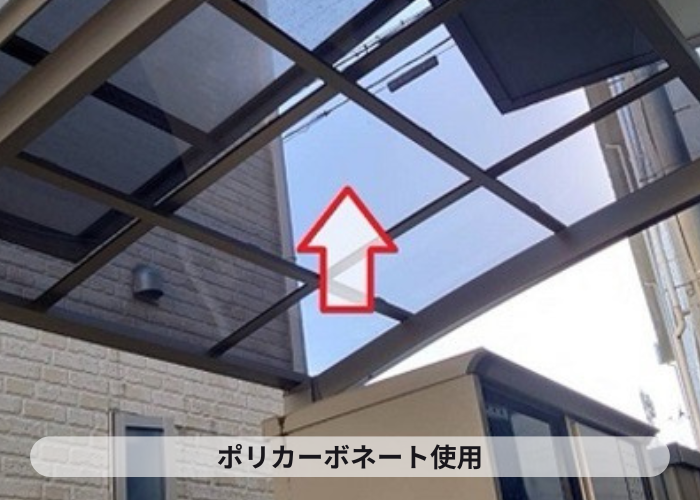 猪名川町　テラス屋根のポリカーポネード板を貼っている様子
