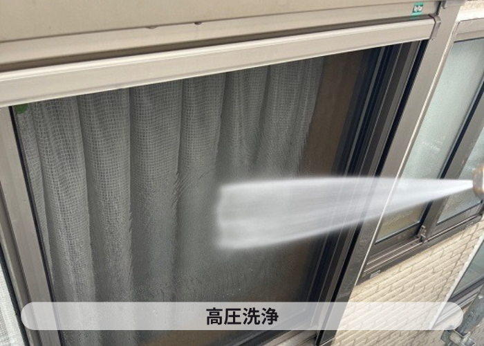 加西市　高圧洗浄で窓を洗っている様子