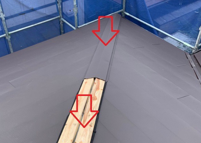 三木市　カバー工法で棟板金を取りつけている様子