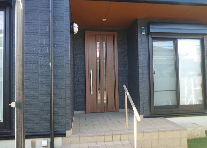 神戸市東灘区　玄関ドアリフォーム後の様子