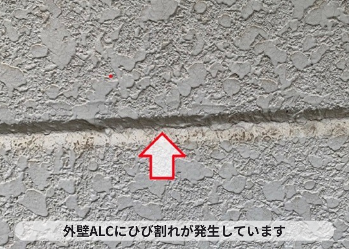 猪名川町　外壁ＡＬＣの目地にひび割れが発生している様子