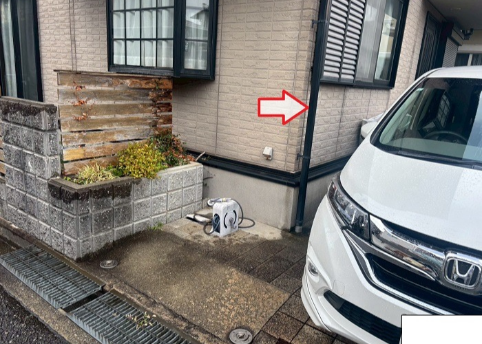 西宮市で破損した竪樋の部分補修を安価に行う前の様子