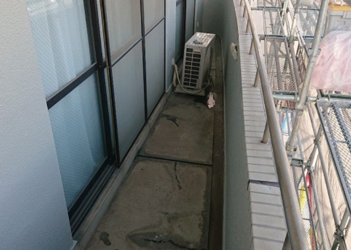 猪名川町　マンションでバルコニーの防水工事を行う前の様子