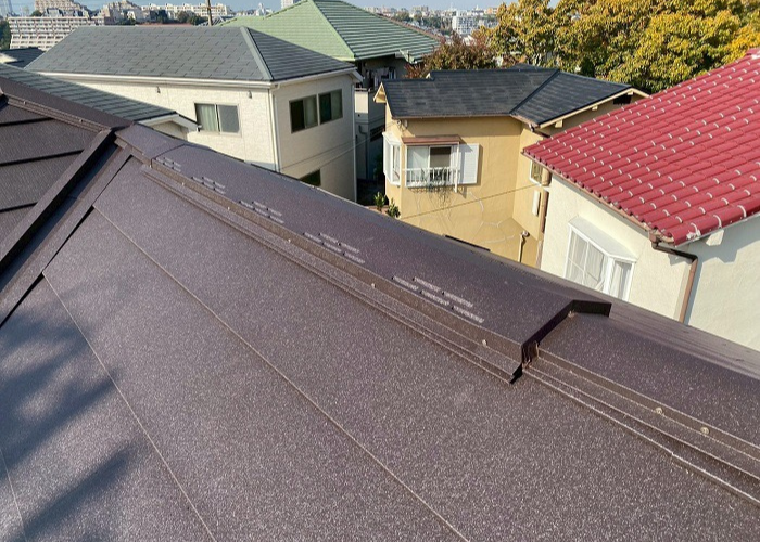 宝塚市で屋根裏の換気工事として金属屋根に換気棟を取り付けた後の様子