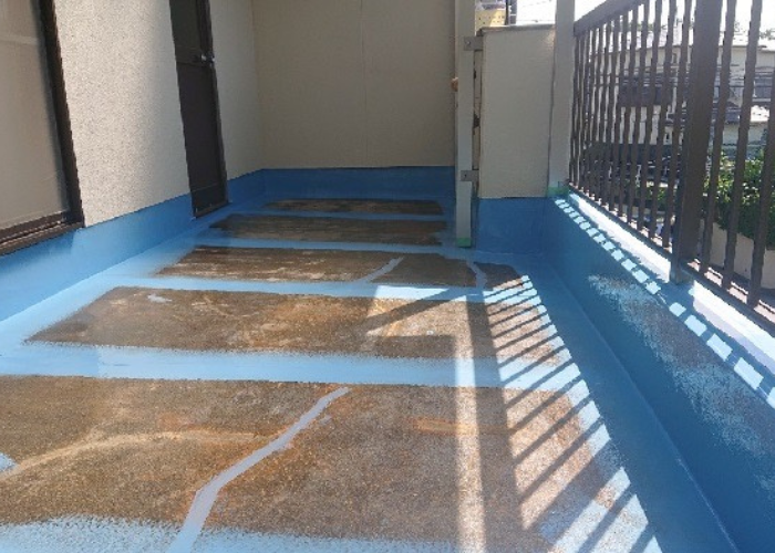 市川町　ウレタン防水工事で中塗り作業