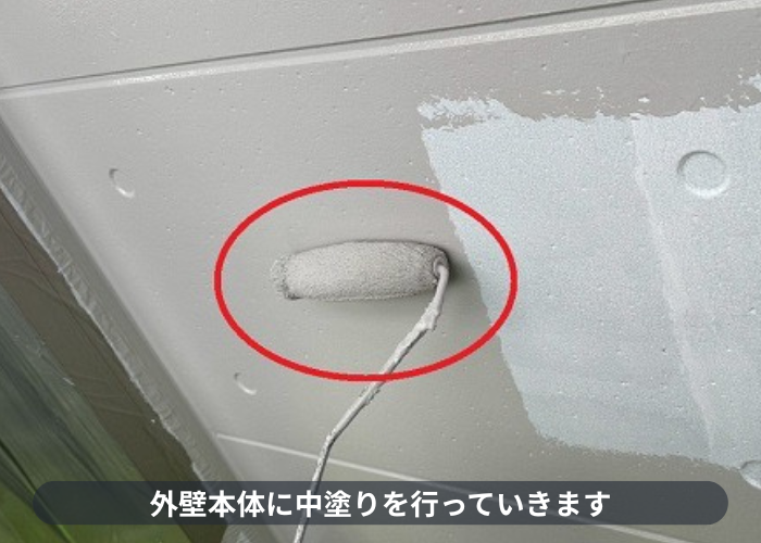芦屋市で3階建て窯業サイディングの外壁塗装工事で中塗り
