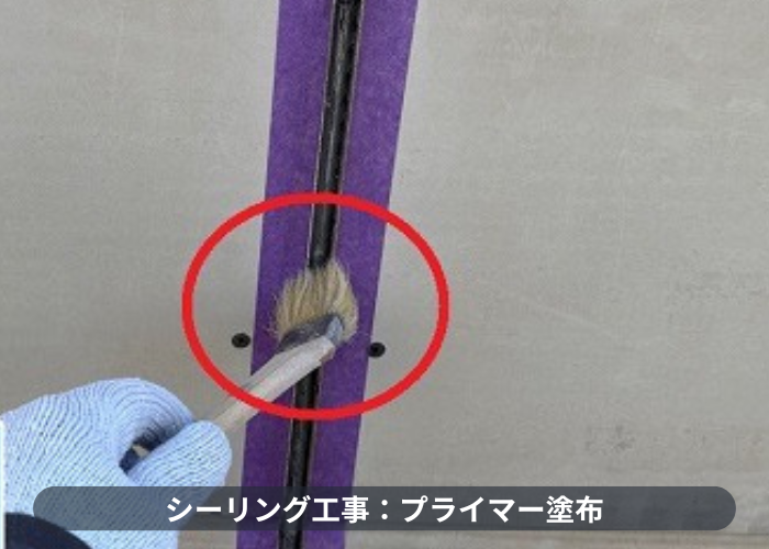 伊丹市で商業施設の雨漏り修理として目地のコーキングを打ち替える現場で下塗り
