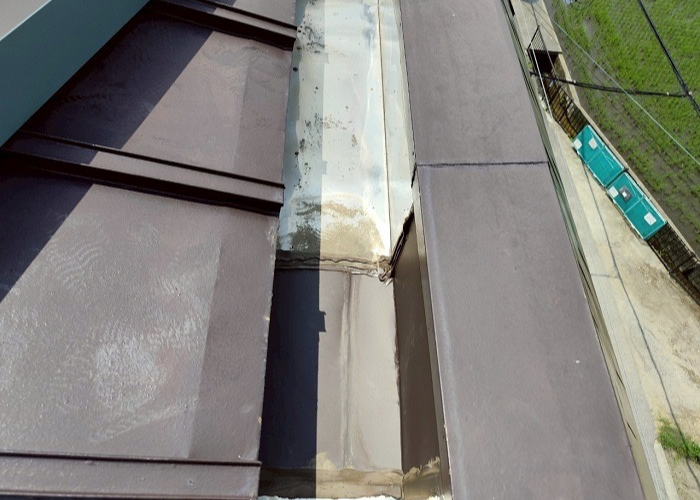 西宮市でパラペット上の笠木交換としてガルバリウム鋼板を使用する前の様子