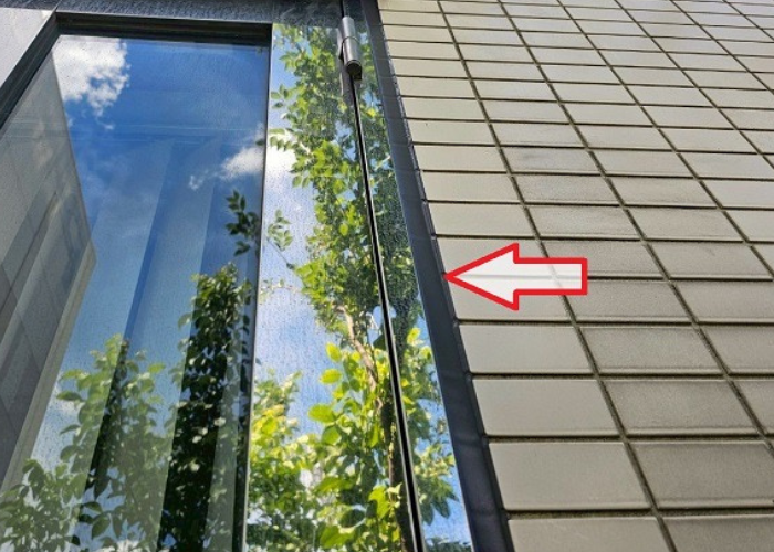 伊丹市でビルの雨漏り補修として外壁タイル目地のシーリング打ち替えを行った後の様子