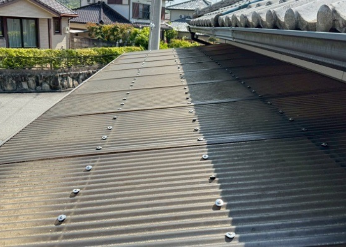 加西市でテラス屋根の波板を高耐久なポリカ波板に張り替える前の様子