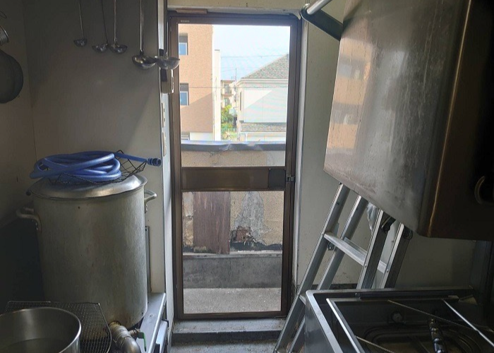 宝塚市で貸店舗の勝手口引き戸に虫除け対策で網戸を取り付けた後の様子