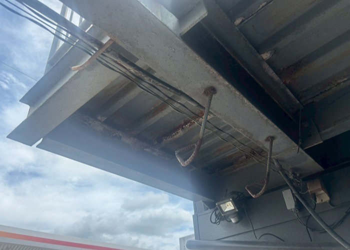 小野市のテナントで鉄骨階段の部分塗装工事を行う前の様子