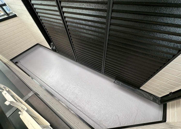 加西市でベランダＦＲＰ防水のメンテナンスとしてトップコート塗り替えを行った後の様子