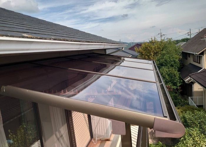 西宮市でバルコニー屋根のアクリル板をポリカーポネード板へ張り替えた後の様子