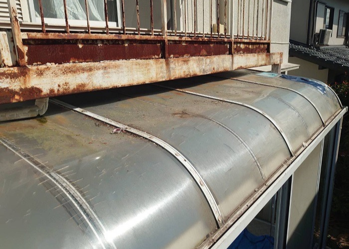 宝塚市でサンルーム屋根のアクリル板をポリカーポネードへ張り替える前の様子