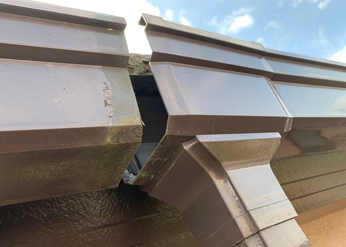 猪名川町　雨樋の応急処置を行う前の様子