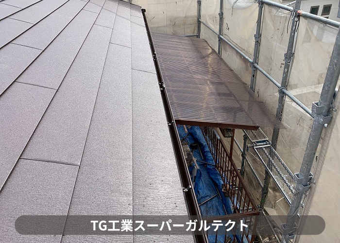 三木市　屋根耐震工事で軽い屋根材を葺いている様子