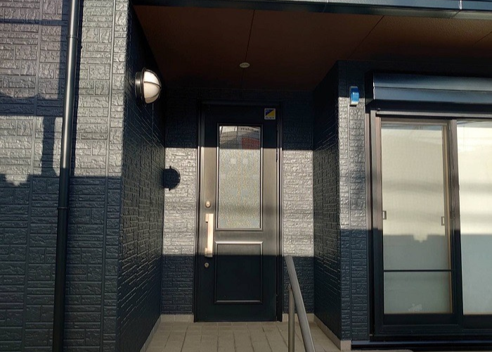 神戸市東灘区　玄関ドアリフォームを行う前の様子