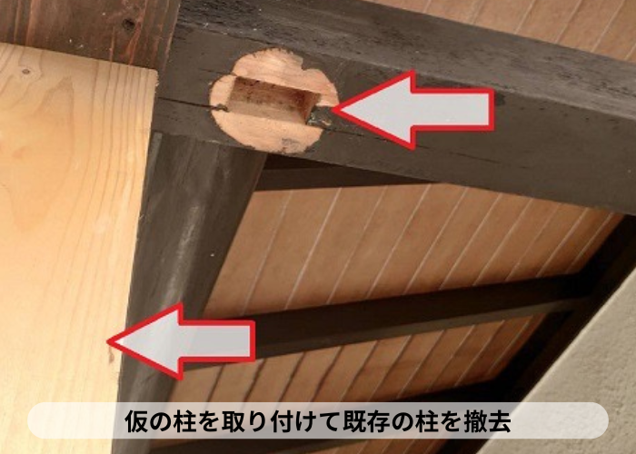 伊丹市　伊丹市で玄関屋根の腐食した木製柱をアルミ製柱に交換する現場で撤去作業