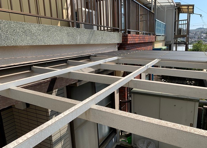 三木市でカーポート屋根のポリカン枚板を貼り替える前の様子