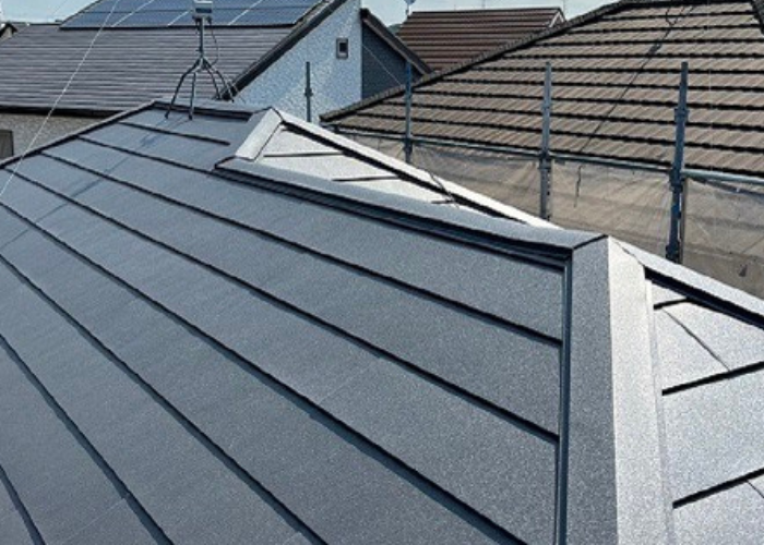 市川町のお客様へご紹介するスレート屋根へのカバー工法後の様子