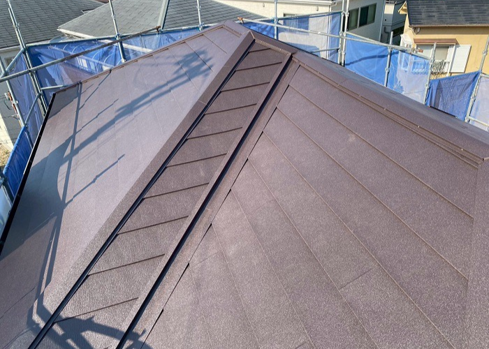 宝塚市で屋根裏の換気工事として金属屋根に換気棟を取り付ける前の様子