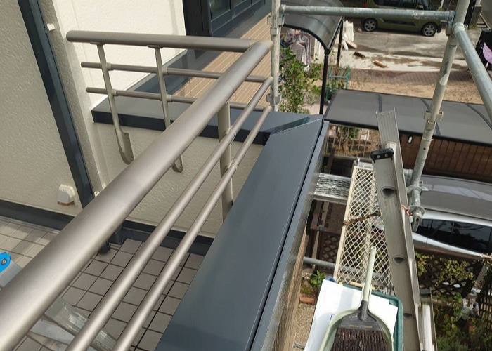 神戸市北区でバルコニー笠木の交換としてアルミ笠木を取り付けた後の様子